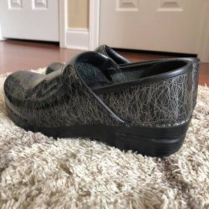 dansko scribble print clogs